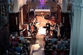 Les musiciens jouent dans l'église d'Aime