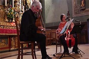 Des musiciens classique jouent au coeur d'une église dans le cadre du festival valloire baroque