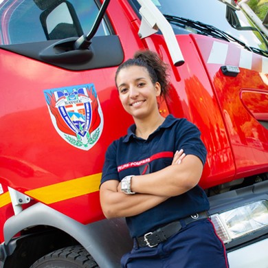 Portrait de Mounia Latreche devant un camion de pompier