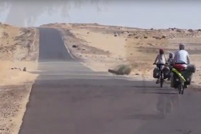 La famille en vélo sur une route du Sénégal