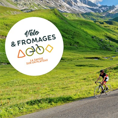 Un cycliste en balade avec le logo Vélo et formages