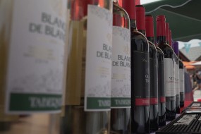 Farandole de bouteilles de vins blancs et rouges