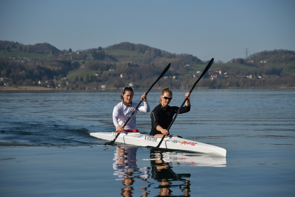 Les deux athlètes en canoë kayak sur le lac