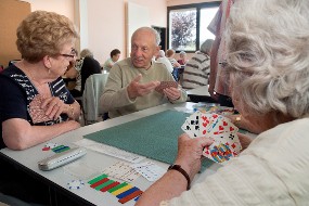 Des personnes âgées jouent aux cartes dans un EHPAD