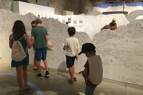 Des enfants visitant l'exposition